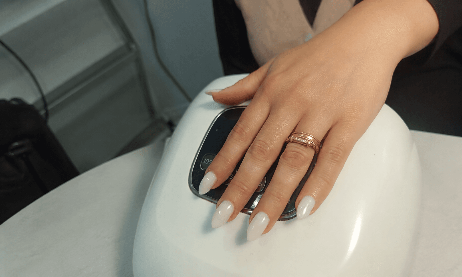 Unhas brancas com acabamento elegante